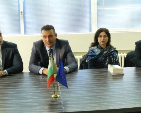 Студенти по право застанаха пред пловдивските прокурори