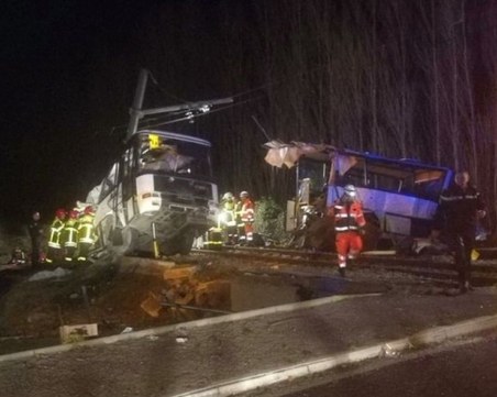 Влак блъсна ученически автобус във Франция! Има загинали деца