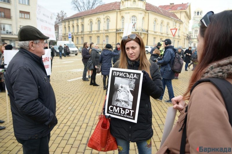 Депутатите отхвърлиха ветото на президента, посрещна ги протест