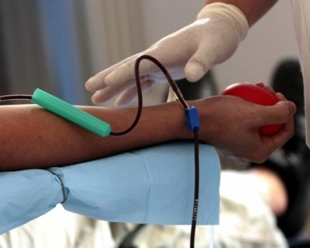 Десетки пловдивчани даряват кръв днес