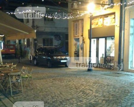 Джип завзе пешеходната зона в Капана СНИМКИ
