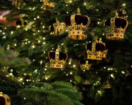 Изящната коледна декорация в Бъкингамския дворец ВИДЕО и СНИМКИ