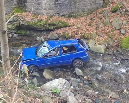 Кола падна в река, водачката - без драскотина