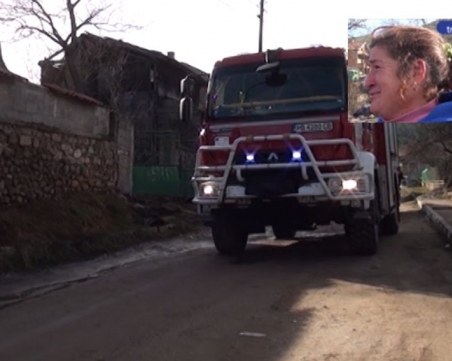 Пожар унищожи къщата на майка с две деца, остават без дом ВИДЕО