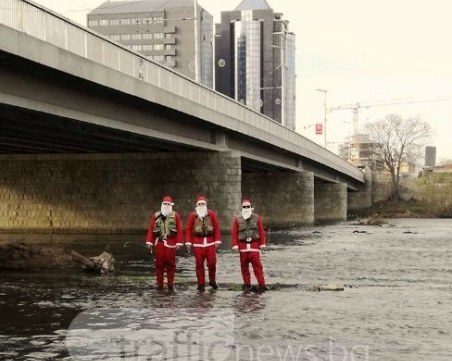 Щуро: Трима пловдивчани се премениха като Дядо Коледа и отидоха за… риба СНИМКИ