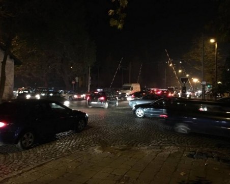 Жена се спъна и падна на прелеза на Пещерско, само един се трогна ВИДЕО