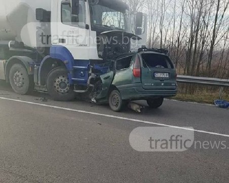 Зверски удар между камион и кола, има загинал
