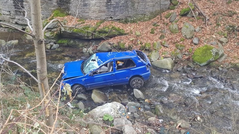 Кола падна в река, водачката - без драскотина