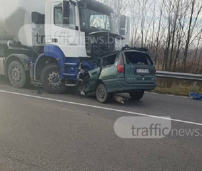Зверски удар между камион и кола, има загинал