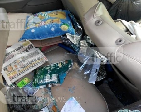 Бардакът в центъра на Пловдив остава! Институциите не могат да се разберат кой да махне колата