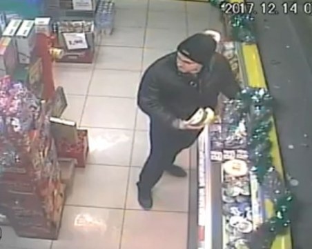 Хванат в крачка! Гладен крадец задигна суджуци от магазин ВИДЕО