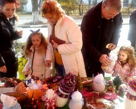 Коледен базар събра десетки души в центъра на Първенец СНИМКИ
