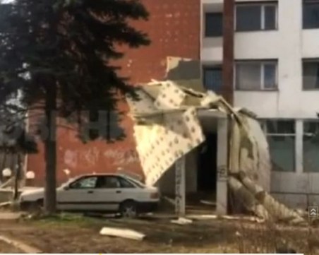 Силният вятър събори изолацията на блок в Студентски град