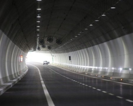 Уникално съоръжение монтират в тунела между София и Пловдив