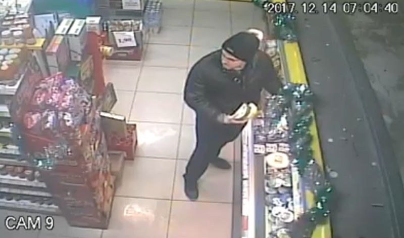 Хванат в крачка! Гладен крадец задигна суджуци от магазин ВИДЕО