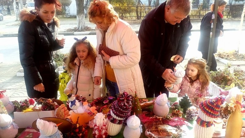 Коледен базар събра десетки души в центъра на Първенец СНИМКИ
