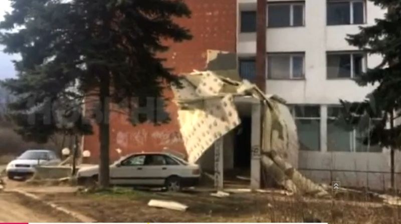 Силният вятър събори изолацията на блок в Студентски град
