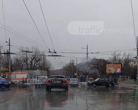 Две коли се блъснаха в Кючука, има пострадали СНИМКИ