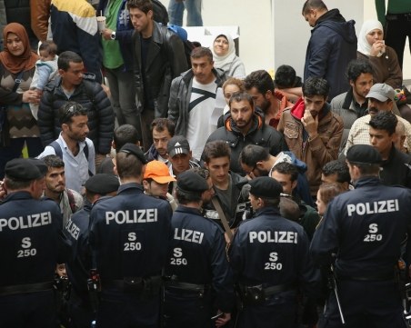 Германия се радва, че щяла да посрещне 200 000 мигранти по-малко