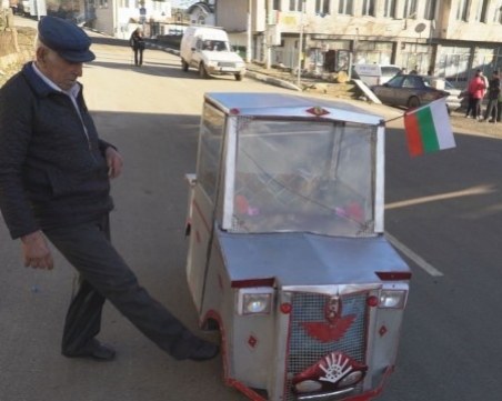 Пенсионер си направи сам мини автомобил ВИДЕО