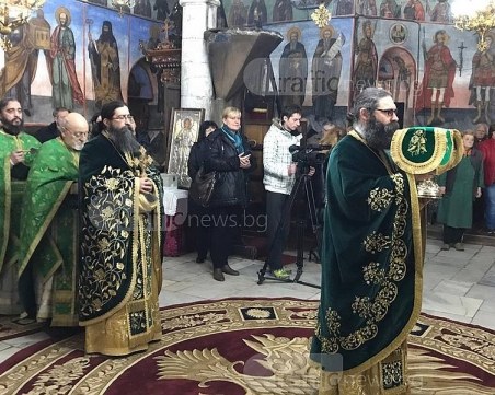 Приемственост: Бъдещ и настоящ игумен водят литургията в Бачковския манастир СНИМКИ