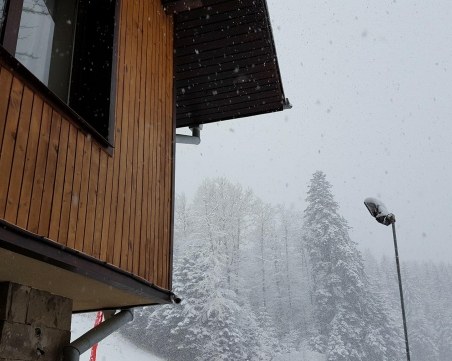 Зимата настъпва в цялата си прелест - бяла пелена покри Боровец СНИМКА