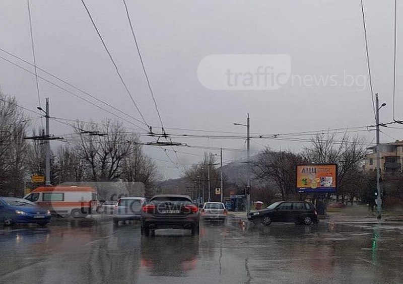 Две коли се блъснаха в Кючука, има пострадали СНИМКИ