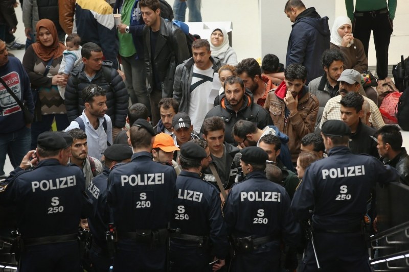 Германия се радва, че щяла да посрещне 200 000 мигранти по-малко