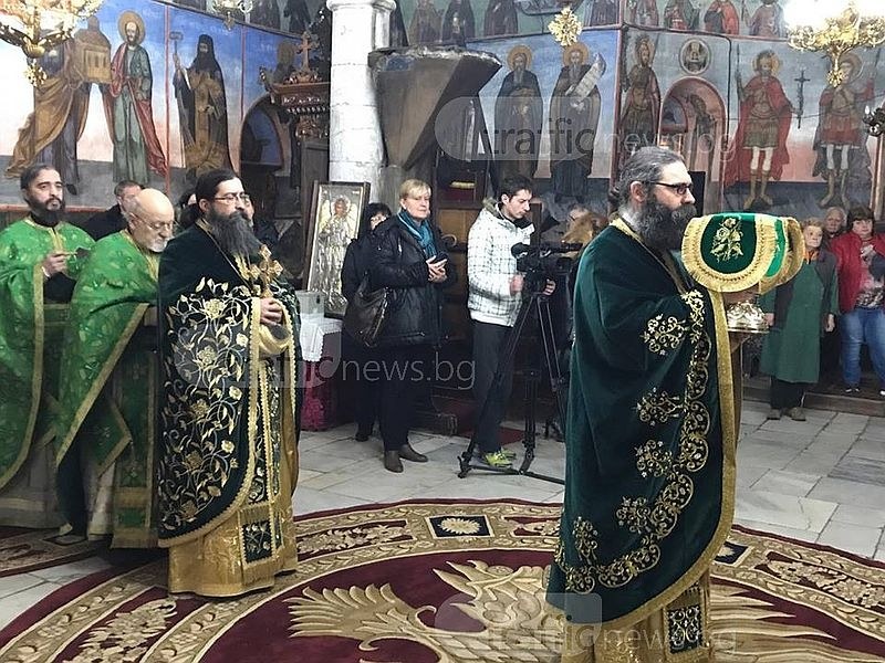 Приемственост: Бъдещ и настоящ игумен водят литургията в Бачковския манастир СНИМКИ