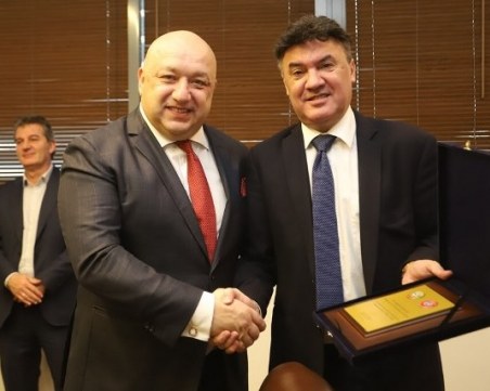 Г-н Михайлов и г-н Кралев, казахте А, кажете и Б!