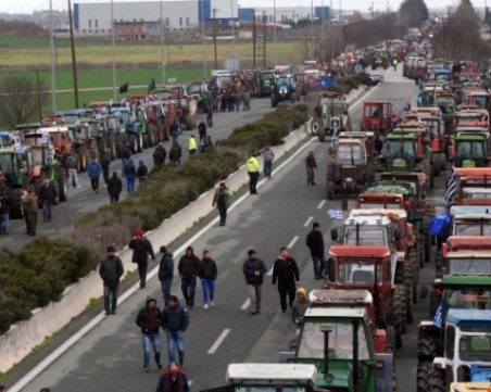 Гърците продължават с протестите, блокират магистрали