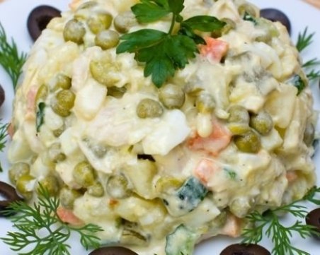 Край! Махат киселите краставички от руската салата