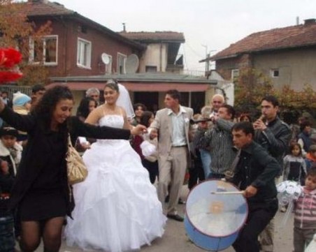 Любовна драма в Шекера! 12-годишна избяга с любимия си, цяла нощ полицията ги издирва