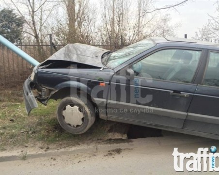 Пиян до козирката шофьор се заби в стълб в Раковски