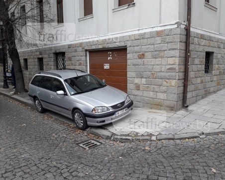 Пловдивчанин накара наглец да съжалява, че е спрял безумно върху тротоар СНИМКИ