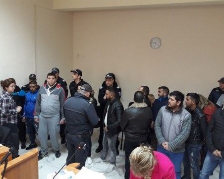 Ромите биячи от Асеновград се разкаяха в съда СНИМКА