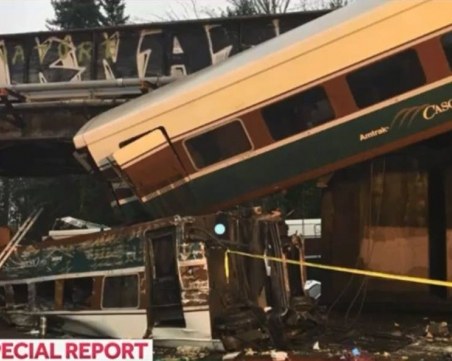 Влак с 200 пътници падна върху магистрала! Има жертви СНИМКИ