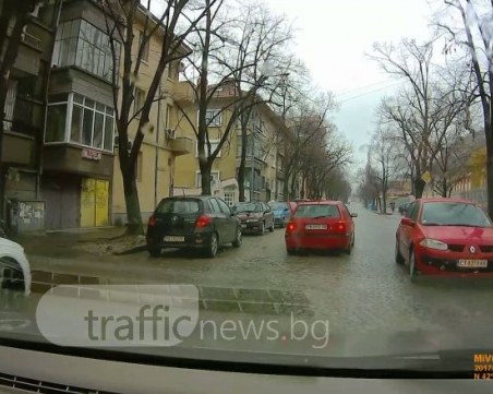 Всеки ден пловдивчани, като излизат от гаража си, се кръстят СНИМКА