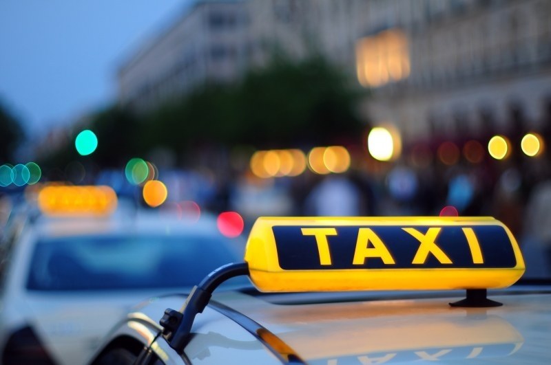 Пияни пловдивчани потрошиха апарат на такси в центъра, не харесали сметката