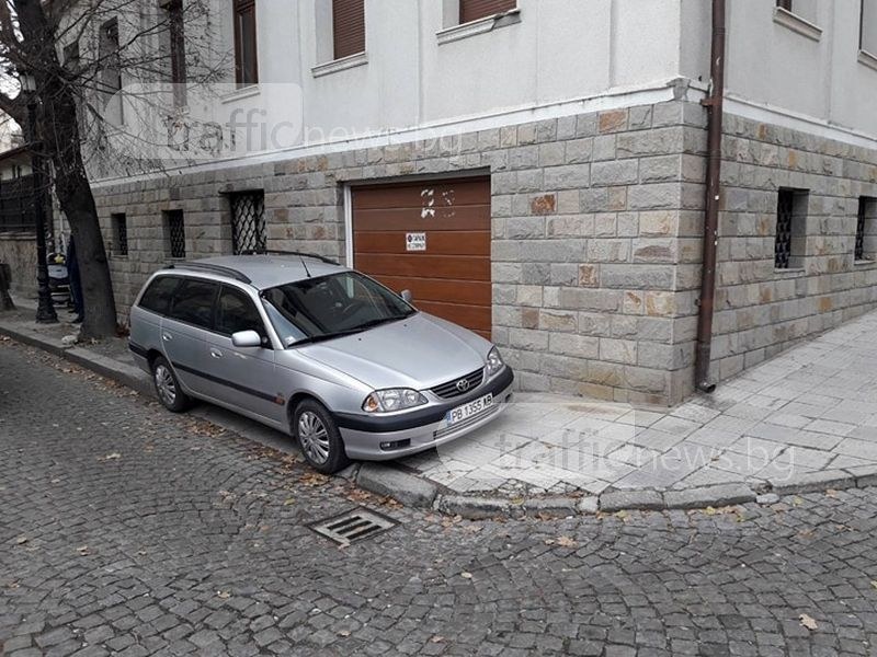 Пловдивчанин накара наглец да съжалява, че е спрял безумно върху тротоар СНИМКИ