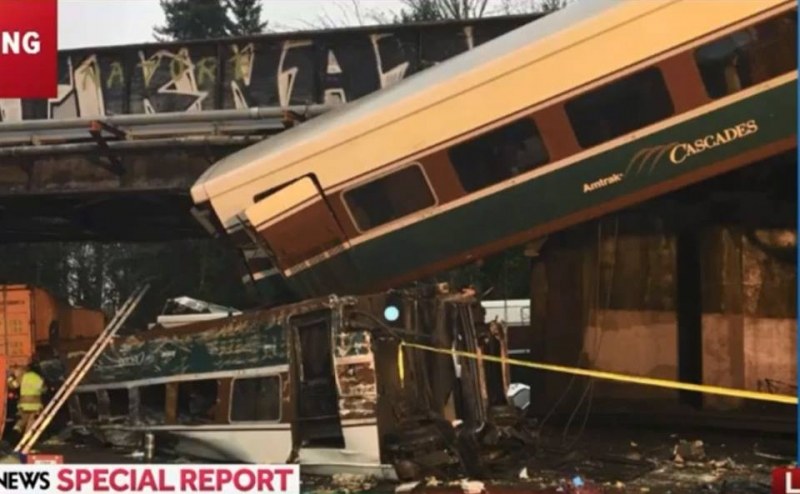 Влак с 200 пътници падна върху магистрала! Има жертви СНИМКИ