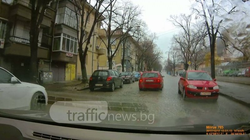 Всеки ден пловдивчани, като излизат от гаража си, се кръстят СНИМКА