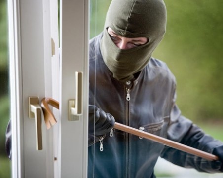 Апаши разбиха апартамент в Пловдив посред бял ден