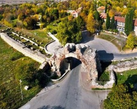 Хисарско село на протест заради минералния извор
