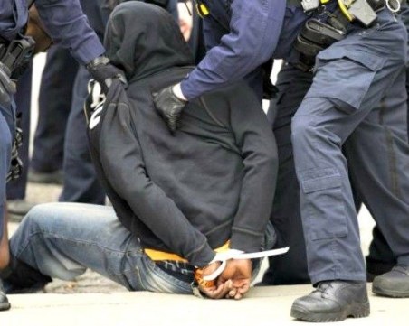 Мъж налетя на бой на полицаи, дошли да спрат силната музика в дома му