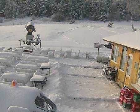 Над 70 машини разчистват пътищата в Родопите, сняг натрупа и на хижа Здравец СНИМКА