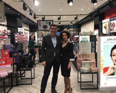 Пловдивчани на опашка за световни марки парфюми! СНИМКИ*