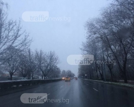 Снежно утро в Пловдив, валежите продължават СНИМКИ