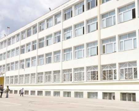 Тийнейджър нападна с нож деца пред пловдивско училище, взе им последните пари