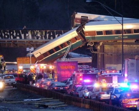 Трима души са загинали при зверската влакова катастрофа в САЩ ВИДЕО